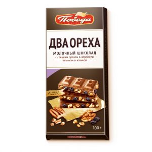 дробленым пеканом и изюмом